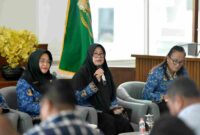 Dinas Dinas Pemberdayaan Perempuan, Perlindungan Anak, Pengendalian Penduduk, dan Keluarga Berencana Provinsi Sumut melakukan Konferensi Pers terkait Keluarga Tangguh, Perempuan dan Anak terlindungi, TPPO ditangani, Pertumbuhan Penduduk terkendali. Kegiatan yang difasilitasi Dinas Kominfo Sumut ini berlangsung di Lobby Dekranasda Lantai 1 Kantor Gubernur Sumut Jalan Diponegoro Kota Medan, Senin (17/11/2025).