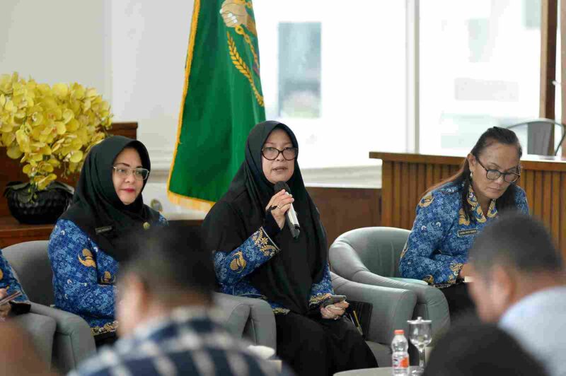 Dinas Dinas Pemberdayaan Perempuan, Perlindungan Anak, Pengendalian Penduduk, dan Keluarga Berencana Provinsi Sumut melakukan Konferensi Pers terkait Keluarga Tangguh, Perempuan dan Anak terlindungi, TPPO ditangani, Pertumbuhan Penduduk terkendali. Kegiatan yang difasilitasi Dinas Kominfo Sumut ini berlangsung di Lobby Dekranasda Lantai 1 Kantor Gubernur Sumut Jalan Diponegoro Kota Medan, Senin (17/11/2025).