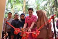 Ketua Bhayangkari Cabang Labuhanbatu Selatan, Ny Olivia Aditya Sembiring, Wakil Ketua TP PKK Labusel, Ny Linda Syahdian Purba,  saat memotong pita.