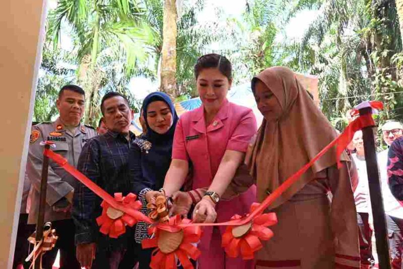 Ketua Bhayangkari Cabang Labuhanbatu Selatan, Ny Olivia Aditya Sembiring, Wakil Ketua TP PKK Labusel, Ny Linda Syahdian Purba,  saat memotong pita.