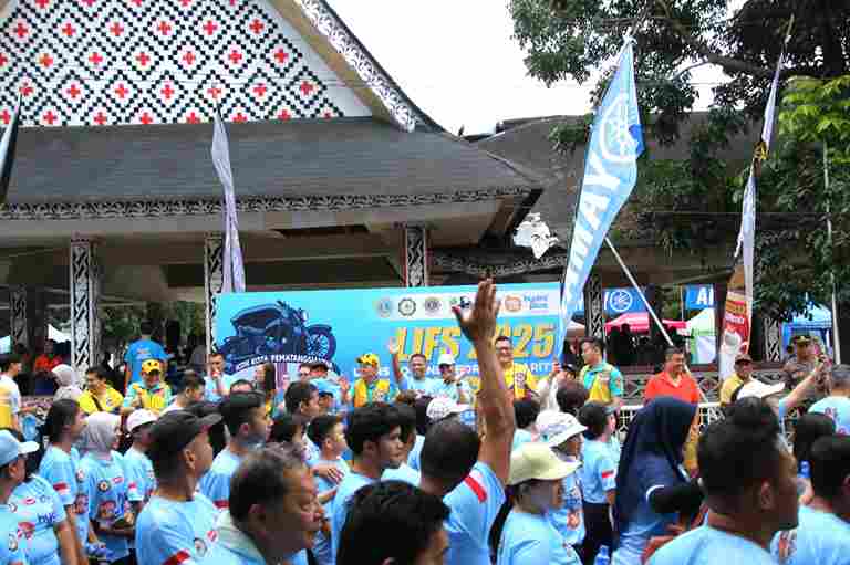 Jalan Sehat Bersama Lions Club Pematangsiantar Merdeka di Lapangan Adam Malik, Minggu pagi (16/11/2025). Setelah kegiatan jalan sehat, panitia melanjutkan agenda dengan senam bersama di lokasi yang sama.