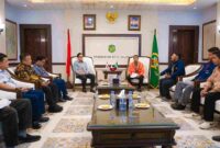 Wali Kota Medan, Rico Tri Putra Bayu Waas, menerima audiensi Aliansi Badan Eksekutif Mahasiswa Seluruh Indonesia (BEM SI) Kerakyatan Sumatera Utara di Balai Kota Medan, Jumat (31/10/2025).