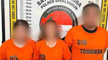 tiga pelaku dan mengamankan sepuluh butir pil ekstasi berwarna merah muda bermerek tengkorak