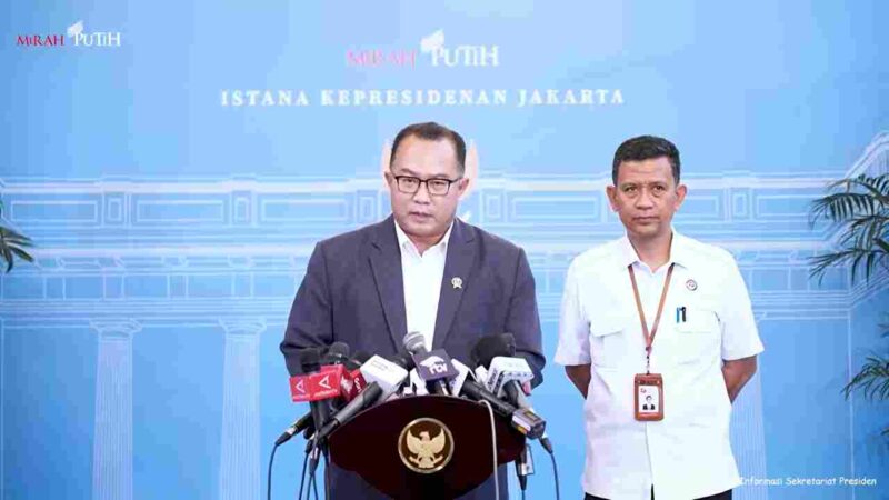 Presiden Prabowo Subianto memanggil Kepala Badan Riset dan Inovasi Nasional (BRIN) Dr. Arif Satria dan Wakil Kepala BRIN Laksdya TNI (Purn.) Dr. Amarulla Octavian ke Istana Merdeka, Jakarta, pada Senin, 24 November 2025.