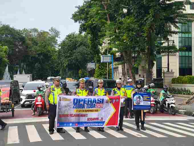 Operasi Zebra Toba 2025 yang digelar Direktorat Lalu Lintas Polda Sumatera Utara terus berlangsung dengan berbagai kegiatan edukatif dan preventif. Sejak Kamis pagi, (20/11/2025),