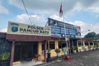 Polsek Pancur Batu memberikan klarifikasi terkait pemberitaan viral yang menyebutkan adanya oknum polisi yang diduga menyuruh pelapor menangkap pelaku pencurian telepon genggam yang membawa senjata tajam di sebuah hotel, Jumat (21/11/2025).