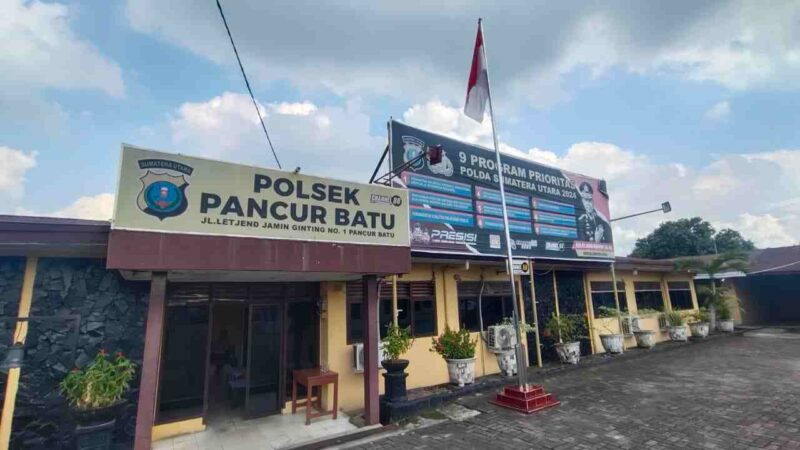 Polsek Pancur Batu memberikan klarifikasi terkait pemberitaan viral yang menyebutkan adanya oknum polisi yang diduga menyuruh pelapor menangkap pelaku pencurian telepon genggam yang membawa senjata tajam di sebuah hotel, Jumat (21/11/2025).
