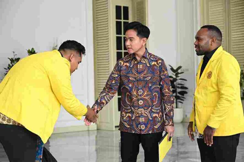Wakil Presiden Gibran Rakabuming menerima perwakilan Badan Eksekutif Mahasiswa Universitas Cenderawasih di Istana Wakil Presiden, Jakarta, Jumat (28/11/2025).