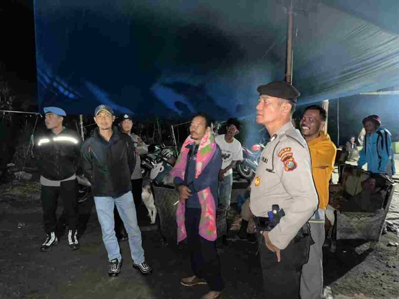 Personel Polres Dairi bersama personel BKO Direktorat Samapta Polda Sumatera Utara meningkatkan pengamanan melalui patroli skala besar di Desa Parbuluan VI, Kecamatan Parbuluan, Kabupaten Dairi