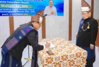 Wali Kota Pematangsiantar Wesly Silalahi, S.H., M.Kn., memimpin Pengambilan Sumpah/Janji Jabatan dan menyerahkan Surat Keputusan (SK) Wali Kota kepada Muliadi, S.E., M.M., sebagai Direktur Umum (Dirum) Perumda Air Minum Tirta Uli untuk masa jabatan 2025–2030.