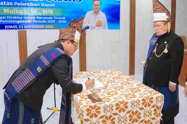 Wali Kota Pematangsiantar Wesly Silalahi, S.H., M.Kn., memimpin Pengambilan Sumpah/Janji Jabatan dan menyerahkan Surat Keputusan (SK) Wali Kota kepada Muliadi, S.E., M.M., sebagai Direktur Umum (Dirum) Perumda Air Minum Tirta Uli untuk masa jabatan 2025–2030.