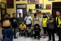 Tiga orang pelaku berhasil ditangkap pada Sabtu (8/11/2025) sekitar pukul 17.00 WIB. Mereka adalah AFC (17), warga Jalan Mawar; KPS (22), warga Jalan Teratai; serta Jul (53), warga Jalan Padangsidimpuan, yang diduga menjadi penadah barang curian.