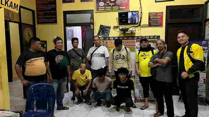 Tiga orang pelaku berhasil ditangkap pada Sabtu (8/11/2025) sekitar pukul 17.00 WIB. Mereka adalah AFC (17), warga Jalan Mawar; KPS (22), warga Jalan Teratai; serta Jul (53), warga Jalan Padangsidimpuan, yang diduga menjadi penadah barang curian.