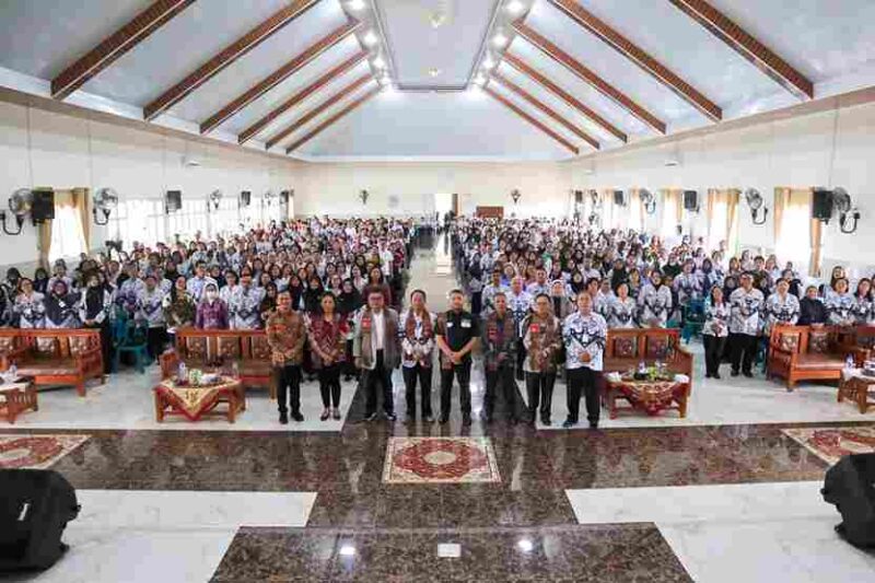 Seminar Pendidikan dalam rangka Hari Ulang Tahun (HUT) ke-80 PGRI dan Hari Guru Nasional Tahun 2025. Kegiatan tersebut berlangsung di Aula SMK Bintang Timur, Jalan Melanthon Siregar, Jumat (21/11/2025).