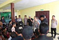 Kepolisian Resor Dairi mengawal proses pemulangan masyarakat Desa Parbuluan VI yang sebelumnya mengungsi di Gedung Olahraga Kabupaten Dairi, Jumat (14/11/2025). 