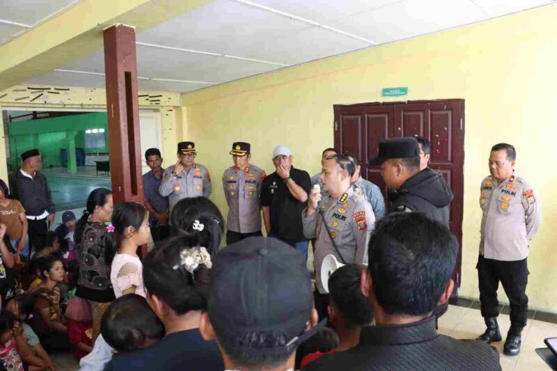 Kepolisian Resor Dairi mengawal proses pemulangan masyarakat Desa Parbuluan VI yang sebelumnya mengungsi di Gedung Olahraga Kabupaten Dairi, Jumat (14/11/2025). 