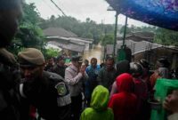 Rico Waas saat kunjungi korban banjir
