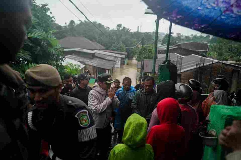 Rico Waas saat kunjungi korban banjir
