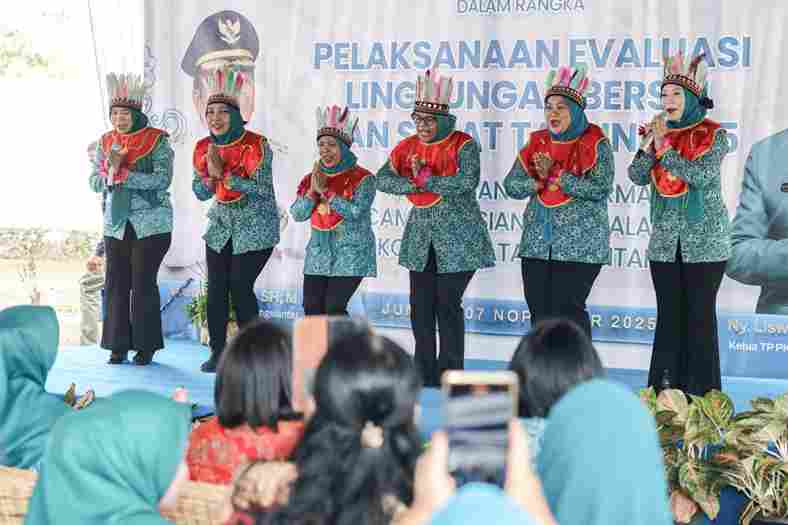 Salah satu penampilan PKK saat Evaluasi Lomba Lingkungan Bersih dan Sehat (LBS) Tahun 2025 oleh TP PKK Provinsi Sumatera Utara (Sumut) di Kelurahan Bah Sorma Kecamatan Siantar Sitalasari, Jumat (07/11/2025).