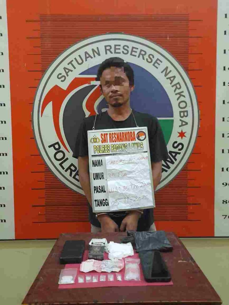  penangkapan terhadap pengedar narkotika jenis sabu berinisial CMS, (39), bekerja sebagai Wiraswasta, di Lingkungan VI, Kecamatan Barumun, kabupaten palas, Tepatnya didalam Rumah Kontrakan. Minggu (09/11/2025) pukul 17.00 Wib. Sampai dengan selesai. 