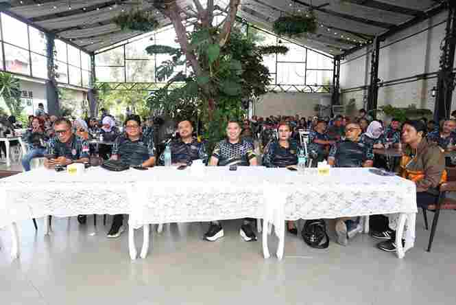 Bidang Humas Polda Sumatera Utara menggelar kegiatan Family Gathering bersama wartawan unit Polda Sumut di Kembar Cafe, Jalan Sakti Lubis, Medan, Jumat (21/11/2025).