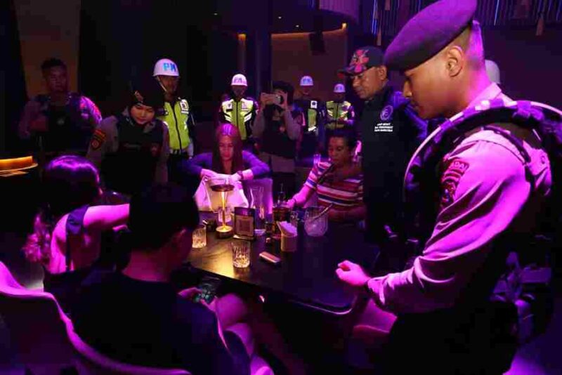 Kepolisian Daerah Sumatera Utara (Polda Sumut) bersama unsur TNI melaksanakan razia gabungan di tempat hiburan malam (THM), Selasa malam (4/11/2025) hingga Rabu dini hari (5/11/2025).