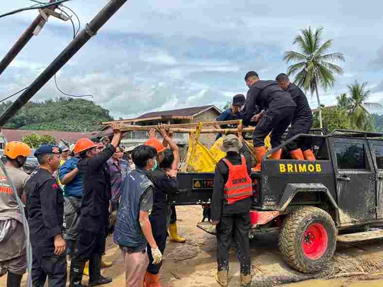 Polda Sumatera Utara merilis perkembangan terbaru penanganan bencana alam yang melanda wilayah Sumut sejak 24 hingga 29 November 2025. Hingga Sabtu (29/11/2025) pukul 09.00 WIB, tercatat 488 kejadian bencana yang meliputi tanah longsor, banjir, pohon tumbang, dan angin puting beliung di 21 wilayah hukum Polres jajaran.