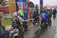 Satuan Patroli Jalan Raya (PJR) Direktorat Lalu Lintas Polda Sumut mengawal kendaraan roda dua (R2) melintasi Tol Semayang menuju Tol Helvetia, Kamis (27/11/2025) pagi.