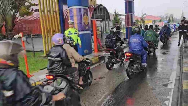 Satuan Patroli Jalan Raya (PJR) Direktorat Lalu Lintas Polda Sumut mengawal kendaraan roda dua (R2) melintasi Tol Semayang menuju Tol Helvetia, Kamis (27/11/2025) pagi.