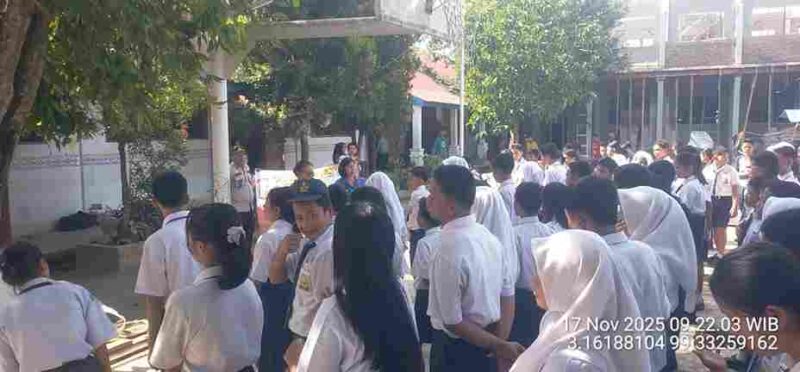 Polsek Perdagangan Polres Simalungun melaksanakan program Polri Goes to School di SMP Negeri 1 Bandar dengan tema Pergaulan Remaja dan Bahaya Napza serta sosialisasi Operasi Zebra Toba 2025.