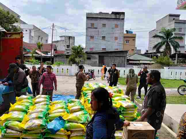 Unit Ekonomi Satuan Reserse Kriminal Polres Simalungun bersama Satuan Tugas Pengendalian Harga Beras Kabupaten Simalungun menggelar Gerakan Pangan Murah (GPM) 