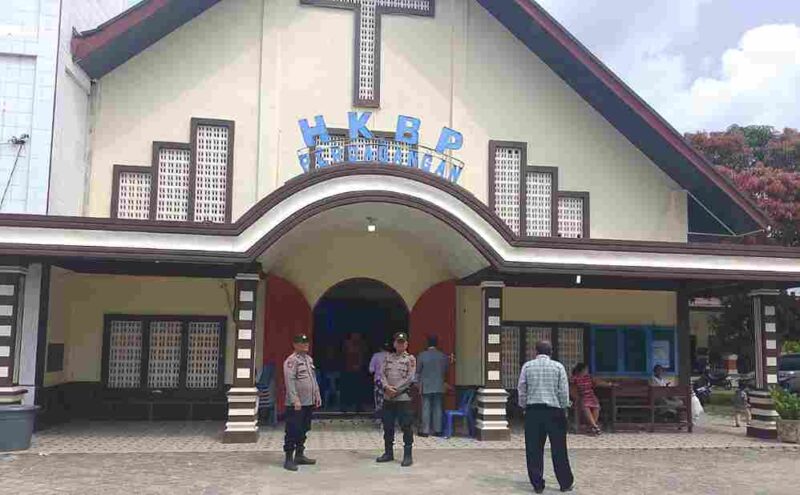 Personil Polsek sedang melakukan pengamanan di salah satu gereja.
