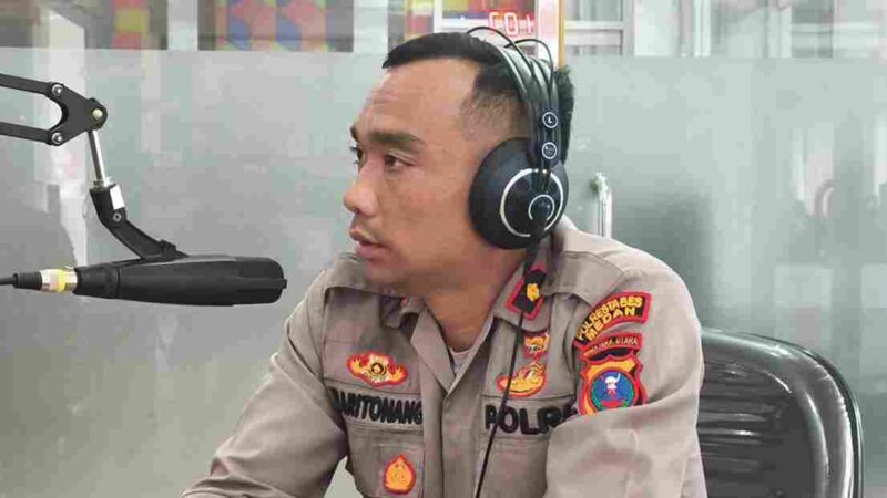 Kompol Hendrik Fernandes Aritonang, S.H., M.H., saat menjadi narasumber dalam program Dialog Interaktif Hallo Polisi di Studio I RRI Medan, Rabu (19/11/2025) pukul 15.00–16.00 WIB.