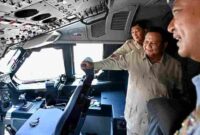 Presiden Prabowo Subianto meninjau pesawat Airbus A400M/MRTT Alpha 4001 di Pangkalan Udara Halim Perdanakusuma, Jakarta, pada Senin, 3 November 2025. 