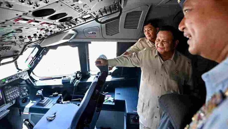 Presiden Prabowo Subianto meninjau pesawat Airbus A400M/MRTT Alpha 4001 di Pangkalan Udara Halim Perdanakusuma, Jakarta, pada Senin, 3 November 2025. 