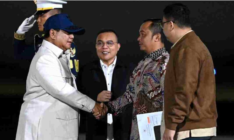 Presiden Republik Indonesia Prabowo Subianto tiba di Tanah Air pada Kamis, 13 November 2025, sekitar pukul 01.30 WIB, usai melaksanakan kunjungan kenegaraan ke Australia. Foto: BPMI Setpres