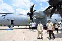 Presiden Prabowo Subianto menyerahkan pesawat Airbus A400M/MRTT Alpha 4001 kepada Tentara Nasional Indonesia (TNI) untuk memperkuat alat utama sistem persenjataan (alutsista) Indonesia yang diselenggarakan di Pangkalan Udara Halim Perdanakusuma, Jakarta, pada Senin, 3 November 2025. 