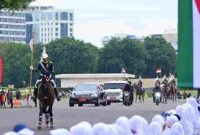 Rangkaian mobil Presiden Republik Indonesia Prabowo Subianto dan Raja Kerajaan Yordania Hasyimiah, Raja Abdullah II ibn Al Hussein perlahan mendekati Istana Merdeka dari Pangkalan TNI AU Halim Perdanakusuma, Jakarta, pada Jumat, 14 November 2025. Foto: BPMI Setpres