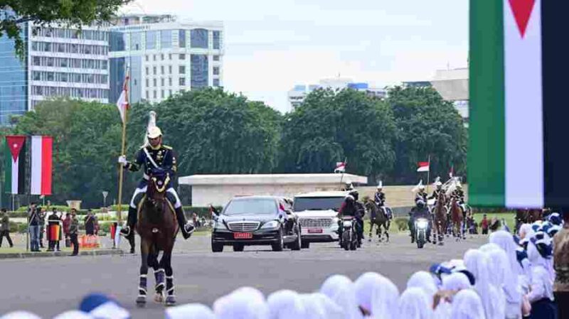 Rangkaian mobil Presiden Republik Indonesia Prabowo Subianto dan Raja Kerajaan Yordania Hasyimiah, Raja Abdullah II ibn Al Hussein perlahan mendekati Istana Merdeka dari Pangkalan TNI AU Halim Perdanakusuma, Jakarta, pada Jumat, 14 November 2025. Foto: BPMI Setpres