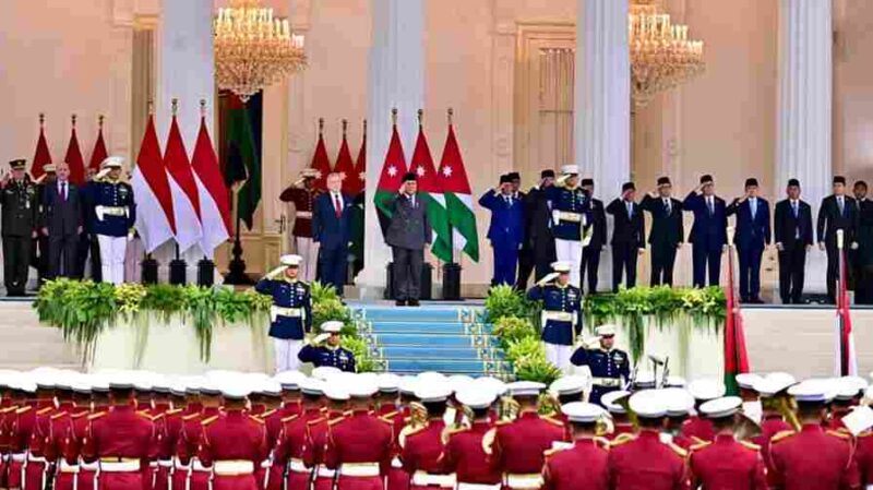 Presiden Republik Indonesia Prabowo Subianto menyambut kedatangan Raja Kerajaan Yordania Hasyimiah, Raja Abdullah II ibn Al Hussein, dalam upacara kenegaraan pada Jumat sore, 14 November 2025. Foto: BPMI Setpres