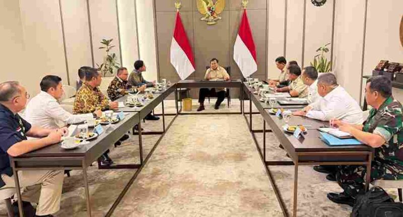 Presiden Prabowo Subianto menggelar rapat khusus di Pangkalan Udara Halim Perdanakusuma, Jakarta, pada Selasa, 11 November 2025. Foto: BPMI Setpres