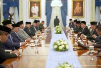 Presiden Prabowo Subianto memberikan arahan kepada anggota Komisi Percepatan Reformasi Kepolisian Negara Republik Indonesia (Polri) yang baru dilantik di Istana Merdeka, Jakarta, Jumat (7/11/2025).