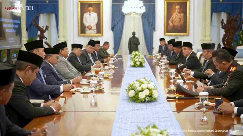 Presiden Prabowo Subianto memberikan arahan kepada anggota Komisi Percepatan Reformasi Kepolisian Negara Republik Indonesia (Polri) yang baru dilantik di Istana Merdeka, Jakarta, Jumat (7/11/2025).