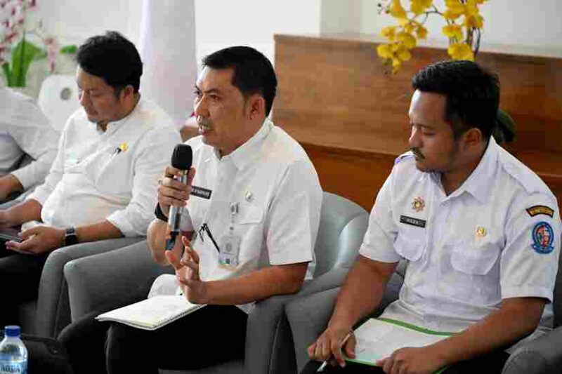 Kepala Dinas Lingkungan Hidup dan Kehutanan (LHK) Sumut Heri W Marpaung bersama Perwakilan Pemerintah Kota Medan dan Pemerintah Kabupaten Deliserdang pada Temu Pers.