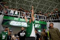 GUBERNUR SUMUT REDAM EMOSI PENONTON
Gubernur Sumatera Utara (Sumut) Muhammad Bobby Afif Nasution turun ke lapangan meredam emosi penonton usai kekalahan PSMS Medan oleh Garudayaksa pada pada laga pekan kedelapan Pegadaian Championship 2025/2026 di Stadion Utama Sumatera Utara, Jumat (31/10/2025) malam.