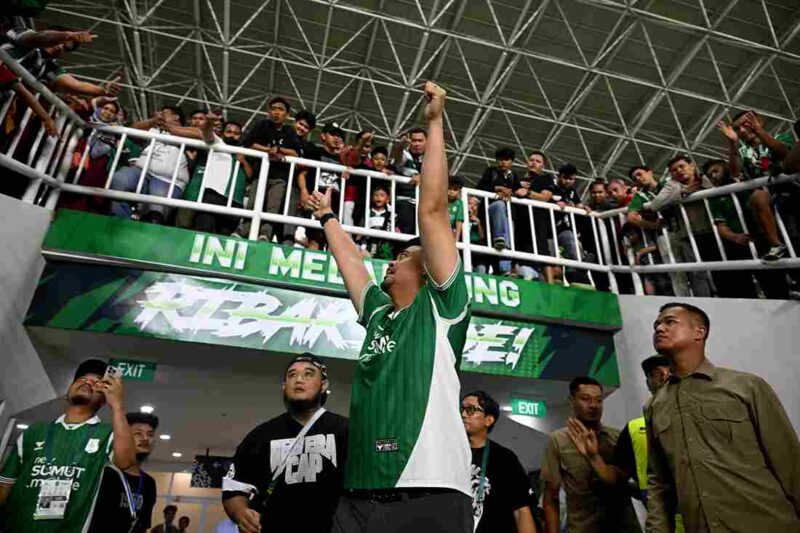 GUBERNUR SUMUT REDAM EMOSI PENONTON
Gubernur Sumatera Utara (Sumut) Muhammad Bobby Afif Nasution turun ke lapangan meredam emosi penonton usai kekalahan PSMS Medan oleh Garudayaksa pada pada laga pekan kedelapan Pegadaian Championship 2025/2026 di Stadion Utama Sumatera Utara, Jumat (31/10/2025) malam. 