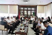 Penjabat (Pj) Sekretaris Daerah Provinsi Sumatera Utara (Sumut) Sulaiman Harahap menerima kunjungan Jajaran Pertubuhan Peladang Negeri Sarawak (PPNS) Malaysia, di ruang kerja Sekdaprovsu Kantor Gubernur Sumut, Jalan Diponegoro Nomor 30 Medan, Rabu (12/11/2025).