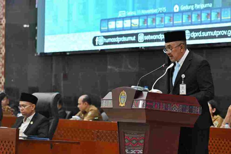 Penjabat (Pj) Sekretaris Daerah Provinsi Sumatera Utara (Sumut) Sulaiman Harahap mewakili Gubernur Sumut Muhammad Bobby Afif Nasution, membacakan Tanggapan atau Jawaban Gubernur Sumut terhadap Pemandangan Umum Fraksi DPRD Provinsi Sumut atas Ranperda tentang APBD Provinsi Sumut Tahun Anggaran 2026 di Ruang Sidang Paripurna DPRD Provinsi Sumut Jalan Imam Bonjol Nomor 5 Medan, Selasa (11/11/2025).