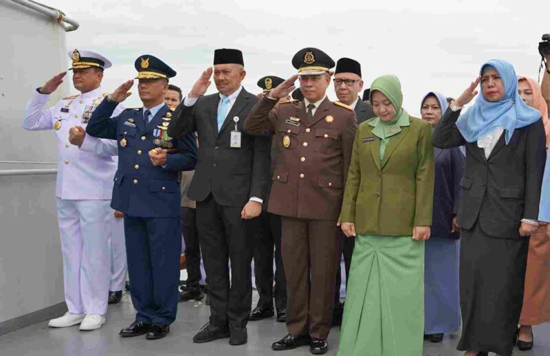 Penjabat (Pj) Sekretaris Daerah Provinsi Sumatera Utara (Sumut) Sulaiman Harahap bersama Jajaran Forkopimda Sumut melakukan Tabur Bunga dalam rangka Memperingati Hari Pahlawan Provinsi Sumut di Perairan Buoy 2 Laut Belawan, Senin (10/11/2025).