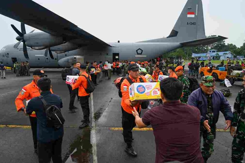 Gubernur Sumut, Bobby Nasution sesaat sebelum terbang menggunakan Pesawat Hercules untuk meninjau Banjir Tapanuli Tengah dari Landasan Udara Soewondo, Jalan Komodor Adi Sucipto, Jum'at (28/11/2025).